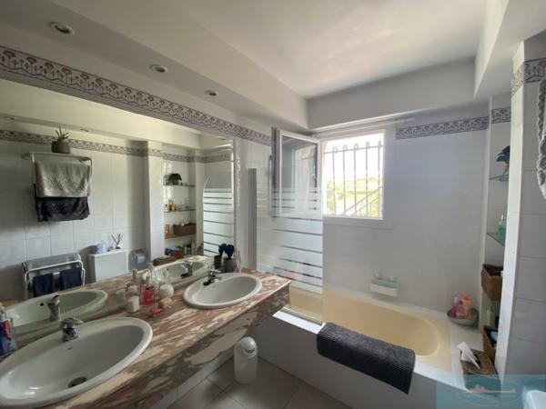 Appartement
                                                                                                                                                                                                                                                                                                                        5 pièce(s)                                                                                                                                                                                                          4 chambre(s)                                                                                                                                                                                                          128  m²