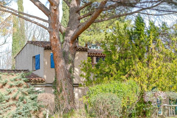 Maison à vendre 5 pièces AIX EN PROVENCE (13) de 150m², terrain de 1630m² piscineable. Garage + espace stationnement. Résidence arborée et sécurisée.