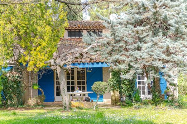 Maison à vendre 5 pièces AIX EN PROVENCE (13) de 150m², terrain de 1630m² piscineable. Garage + espace stationnement. Résidence arborée et sécurisée.