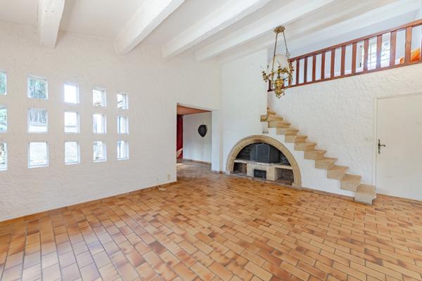 Maison à vendre 5 pièces AIX EN PROVENCE (13) de 150m², terrain de 1630m² piscineable. Garage + espace stationnement. Résidence arborée et sécurisée.