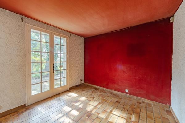 Maison à vendre 5 pièces AIX EN PROVENCE (13) de 150m², terrain de 1630m² piscineable. Garage + espace stationnement. Résidence arborée et sécurisée.