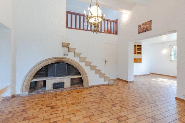 Maison à vendre 5 pièces AIX EN PROVENCE (13) de 150m², terrain de 1630m² piscineable. Garage + espace stationnement. Résidence arborée et sécurisée.