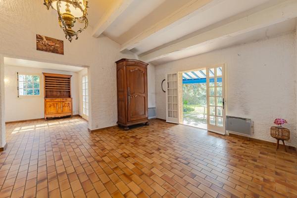 Maison à vendre 5 pièces AIX EN PROVENCE (13) de 150m², terrain de 1630m² piscineable. Garage + espace stationnement. Résidence arborée et sécurisée.