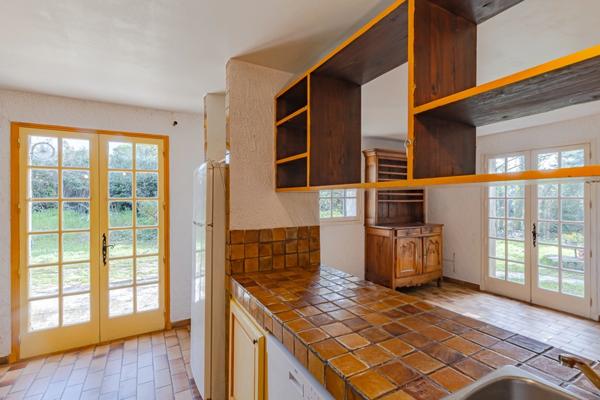 Maison à vendre 5 pièces AIX EN PROVENCE (13) de 150m², terrain de 1630m² piscineable. Garage + espace stationnement. Résidence arborée et sécurisée.