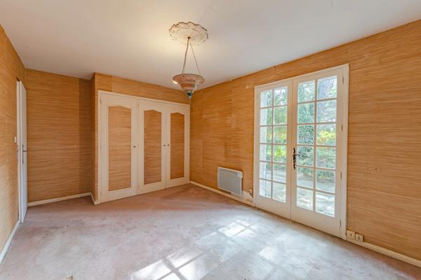 Maison à vendre 5 pièces AIX EN PROVENCE (13) de 150m², terrain de 1630m² piscineable. Garage + espace stationnement. Résidence arborée et sécurisée.