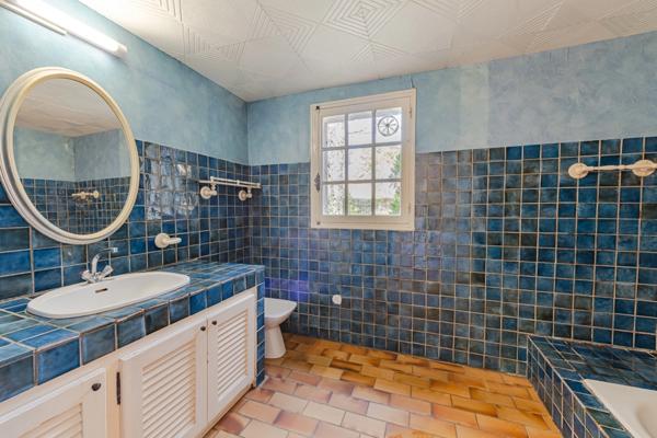 Maison à vendre 5 pièces AIX EN PROVENCE (13) de 150m², terrain de 1630m² piscineable. Garage + espace stationnement. Résidence arborée et sécurisée.