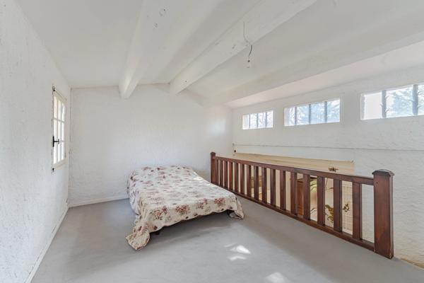 Maison à vendre 5 pièces AIX EN PROVENCE (13) de 150m², terrain de 1630m² piscineable. Garage + espace stationnement. Résidence arborée et sécurisée.