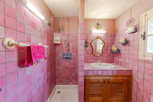 Maison à vendre 5 pièces AIX EN PROVENCE (13) de 150m², terrain de 1630m² piscineable. Garage + espace stationnement. Résidence arborée et sécurisée.