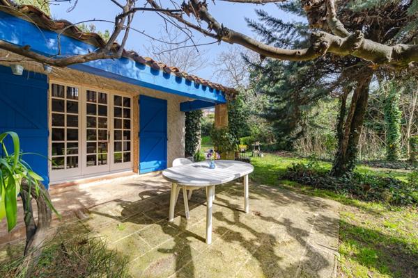 Maison à vendre 5 pièces AIX EN PROVENCE (13) de 150m², terrain de 1630m² piscineable. Garage + espace stationnement. Résidence arborée et sécurisée.