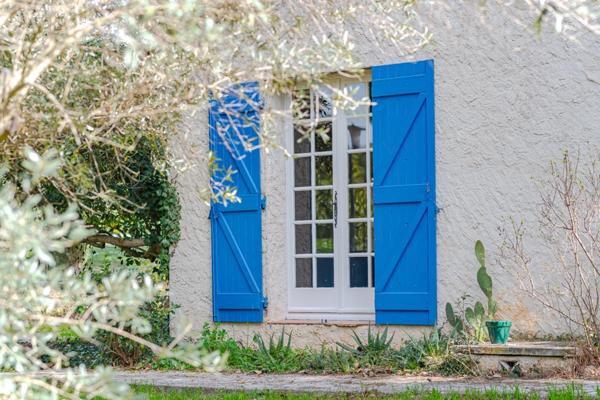 Maison à vendre 5 pièces AIX EN PROVENCE (13) de 150m², terrain de 1630m² piscineable. Garage + espace stationnement. Résidence arborée et sécurisée.