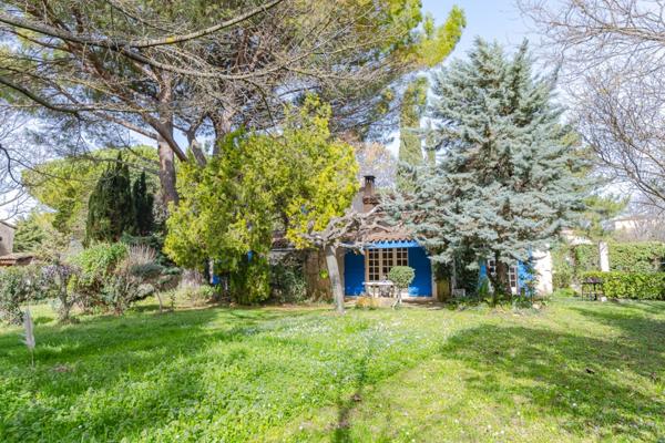 Maison à vendre 5 pièces AIX EN PROVENCE (13) de 150m², terrain de 1630m² piscineable. Garage + espace stationnement. Résidence arborée et sécurisée.