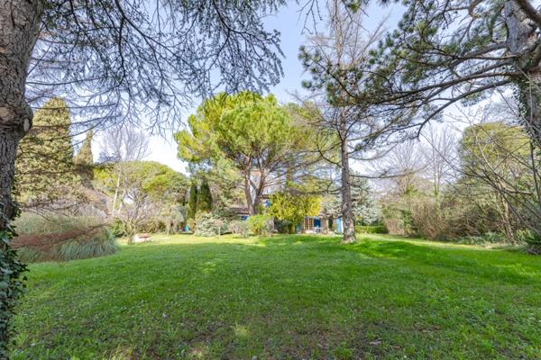 Maison à vendre 5 pièces AIX EN PROVENCE (13) de 150m², terrain de 1630m² piscineable. Garage + espace stationnement. Résidence arborée et sécurisée.