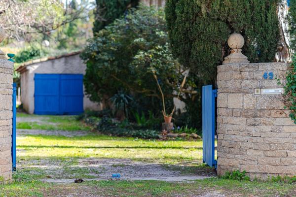 Maison à vendre 5 pièces AIX EN PROVENCE (13) de 150m², terrain de 1630m² piscineable. Garage + espace stationnement. Résidence arborée et sécurisée.