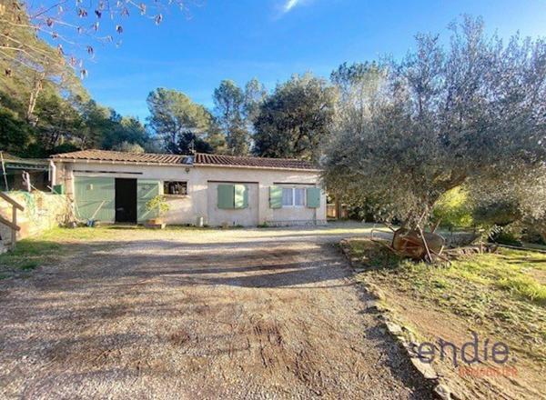 Maison de plain-pied avec appartement indépendant sur 3600 m2 terrain.