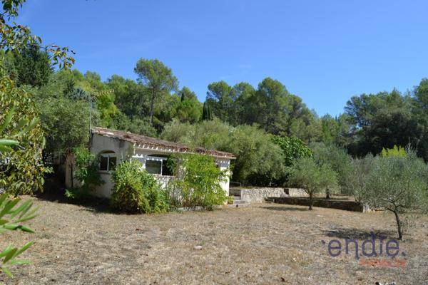Maison de plain-pied avec appartement indépendant sur 3600 m2 terrain.