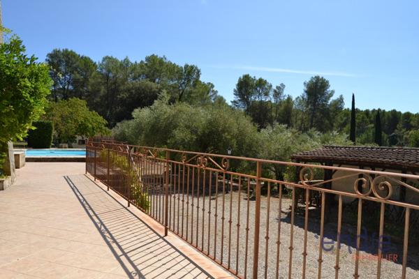 Maison de plain-pied avec appartement indépendant sur 3600 m2 terrain.