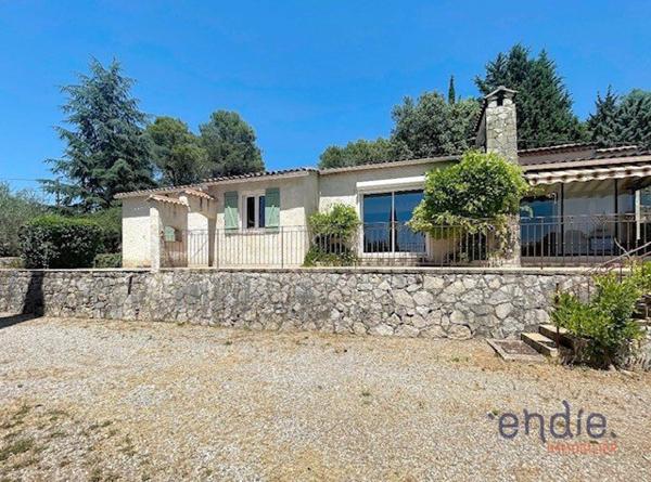 Maison de plain-pied avec appartement indépendant sur 3600 m2 terrain.