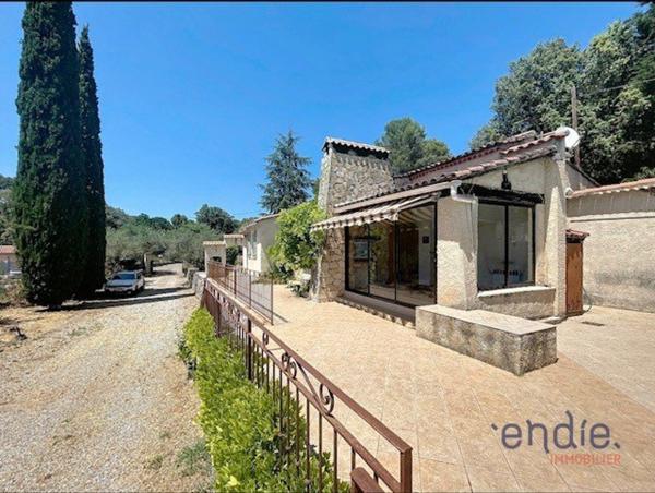 Maison de plain-pied avec appartement indépendant sur 3600 m2 terrain.