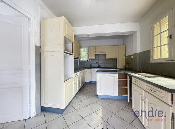 Maison de plain-pied avec appartement indépendant sur 3600 m2 terrain.