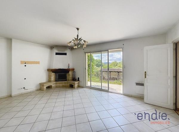 Maison de plain-pied avec appartement indépendant sur 3600 m2 terrain.