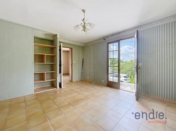 Maison de plain-pied avec appartement indépendant sur 3600 m2 terrain.