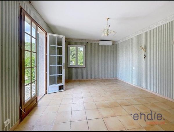 Maison de plain-pied avec appartement indépendant sur 3600 m2 terrain.