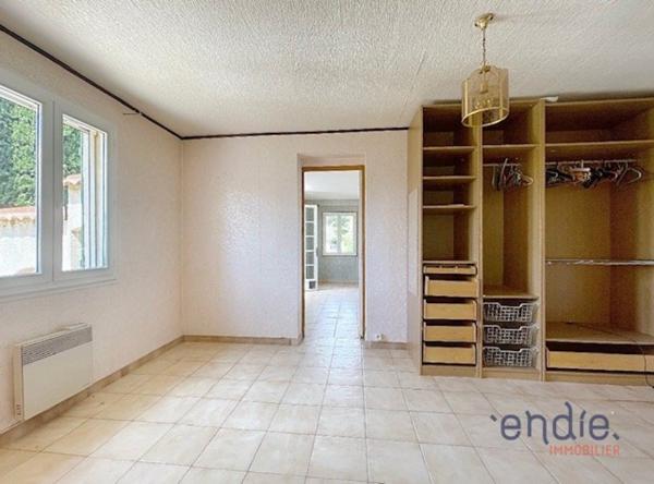 Maison de plain-pied avec appartement indépendant sur 3600 m2 terrain.