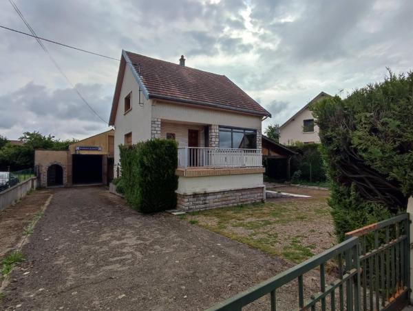 maison sur sous-sol à rénover, 3 chambres, annexes importantes.