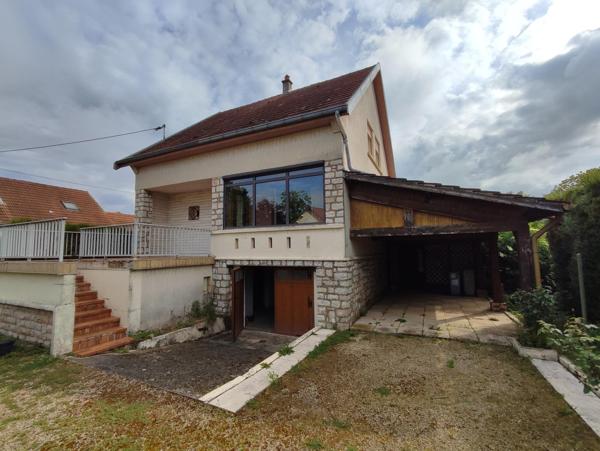 maison sur sous-sol à rénover, 3 chambres, annexes importantes.