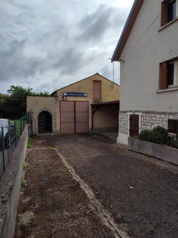 maison sur sous-sol à rénover, 3 chambres, annexes importantes.