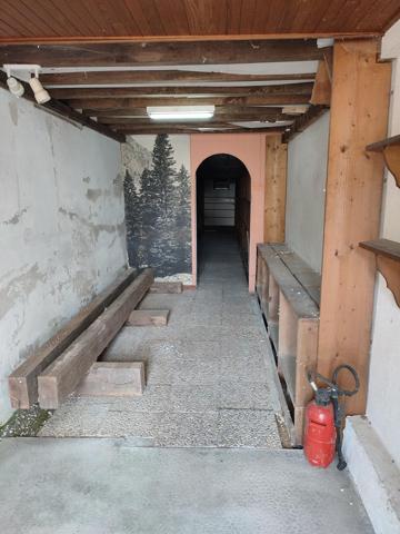 maison sur sous-sol à rénover, 3 chambres, annexes importantes.