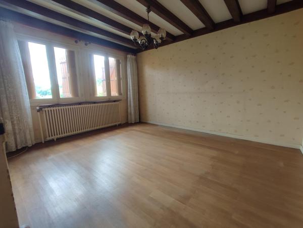 maison sur sous-sol à rénover, 3 chambres, annexes importantes.