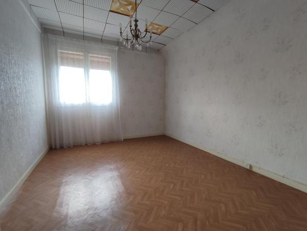 maison sur sous-sol à rénover, 3 chambres, annexes importantes.