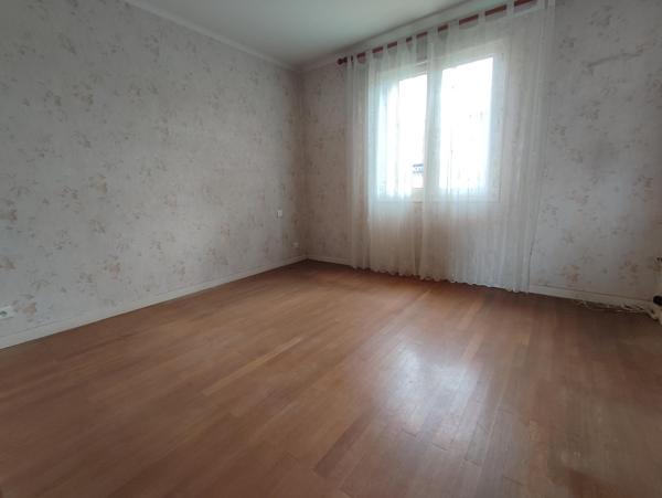 maison sur sous-sol à rénover, 3 chambres, annexes importantes.