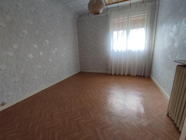 maison sur sous-sol à rénover, 3 chambres, annexes importantes.