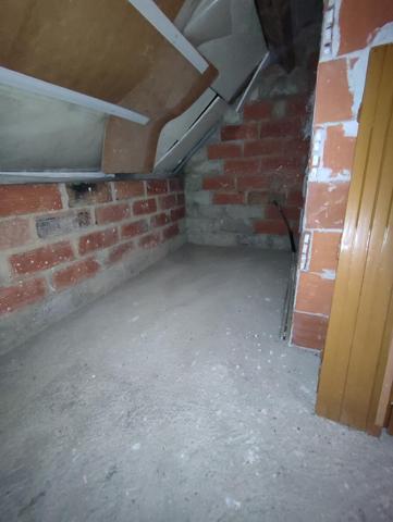 maison sur sous-sol à rénover, 3 chambres, annexes importantes.