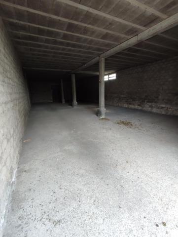 maison sur sous-sol à rénover, 3 chambres, annexes importantes.