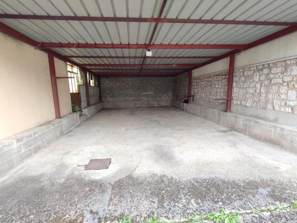 maison sur sous-sol à rénover, 3 chambres, annexes importantes.