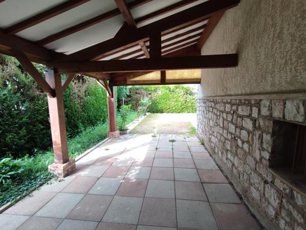 maison sur sous-sol à rénover, 3 chambres, annexes importantes.