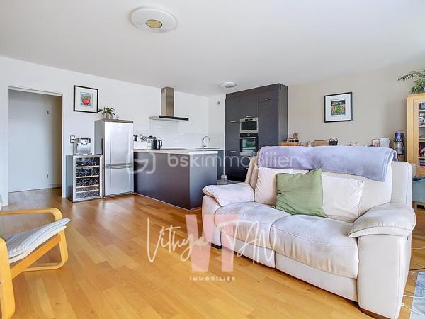 APPARTEMENT DE STANDING - PROCHE GARE RER A - 4 CHAMBRES

Idéalement situé au cœur du centre urbain de Chessy, cet appartement bénéficie d'un EMPLACEMENT stratégique au sein d'un secteur recherché où tout se fait à pied. La proximité immédiate de la gare et des commerces facilite vos déplacements quotidiens et vous offre un cadre de vie dynamique et pratique. Vous profitez ainsi d'un gain de temps précieux et d'un CONFORT URBAIN inégalé.

L'intérieur se distingue par un AGENCEMENT OPTIMISÉ et des volumes généreux, parfaitement adaptés à la vie de famille. Une grande entrée distribue un salon lumineux avec sa cuisine aménagée et ouverte, prolongé par un agréable balcon filant. L'espace nuit préserve le bien-être de chacun avec quatre chambres, une salle d'eau, une salle de bains et deux WC.
L'ensemble est PRÊT-À-VIVRE, sans travaux.

Ce bien prêt à vivre vous assure un investissement serein et une maîtrise totale de votre budget grâce à un système de chauffage et d'eau chaude collectif inclus dans les charges. L'ensemble propose des prestations de qualité garantissant confort et économies d'énergie au quotidien. Deux places de stationnement sécurisées en sous-sol viennent parfaire cette offre complète et sans travaux.

À vos agendas, pour une visite...