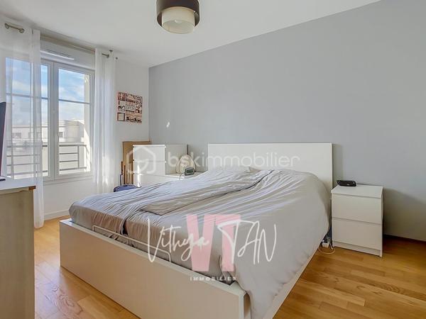 APPARTEMENT DE STANDING - PROCHE GARE RER A - 4 CHAMBRES

Idéalement situé au cœur du centre urbain de Chessy, cet appartement bénéficie d'un EMPLACEMENT stratégique au sein d'un secteur recherché où tout se fait à pied. La proximité immédiate de la gare et des commerces facilite vos déplacements quotidiens et vous offre un cadre de vie dynamique et pratique. Vous profitez ainsi d'un gain de temps précieux et d'un CONFORT URBAIN inégalé.

L'intérieur se distingue par un AGENCEMENT OPTIMISÉ et des volumes généreux, parfaitement adaptés à la vie de famille. Une grande entrée distribue un salon lumineux avec sa cuisine aménagée et ouverte, prolongé par un agréable balcon filant. L'espace nuit préserve le bien-être de chacun avec quatre chambres, une salle d'eau, une salle de bains et deux WC.
L'ensemble est PRÊT-À-VIVRE, sans travaux.

Ce bien prêt à vivre vous assure un investissement serein et une maîtrise totale de votre budget grâce à un système de chauffage et d'eau chaude collectif inclus dans les charges. L'ensemble propose des prestations de qualité garantissant confort et économies d'énergie au quotidien. Deux places de stationnement sécurisées en sous-sol viennent parfaire cette offre complète et sans travaux.

À vos agendas, pour une visite...