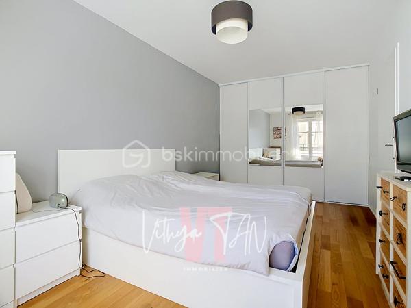 APPARTEMENT DE STANDING - PROCHE GARE RER A - 4 CHAMBRES

Idéalement situé au cœur du centre urbain de Chessy, cet appartement bénéficie d'un EMPLACEMENT stratégique au sein d'un secteur recherché où tout se fait à pied. La proximité immédiate de la gare et des commerces facilite vos déplacements quotidiens et vous offre un cadre de vie dynamique et pratique. Vous profitez ainsi d'un gain de temps précieux et d'un CONFORT URBAIN inégalé.

L'intérieur se distingue par un AGENCEMENT OPTIMISÉ et des volumes généreux, parfaitement adaptés à la vie de famille. Une grande entrée distribue un salon lumineux avec sa cuisine aménagée et ouverte, prolongé par un agréable balcon filant. L'espace nuit préserve le bien-être de chacun avec quatre chambres, une salle d'eau, une salle de bains et deux WC.
L'ensemble est PRÊT-À-VIVRE, sans travaux.

Ce bien prêt à vivre vous assure un investissement serein et une maîtrise totale de votre budget grâce à un système de chauffage et d'eau chaude collectif inclus dans les charges. L'ensemble propose des prestations de qualité garantissant confort et économies d'énergie au quotidien. Deux places de stationnement sécurisées en sous-sol viennent parfaire cette offre complète et sans travaux.

À vos agendas, pour une visite...