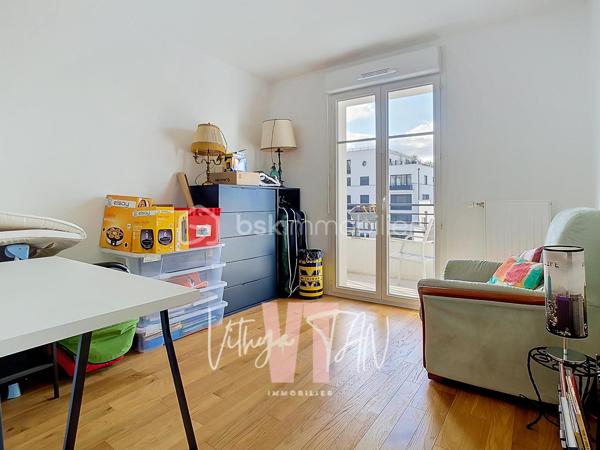 APPARTEMENT DE STANDING - PROCHE GARE RER A - 4 CHAMBRES

Idéalement situé au cœur du centre urbain de Chessy, cet appartement bénéficie d'un EMPLACEMENT stratégique au sein d'un secteur recherché où tout se fait à pied. La proximité immédiate de la gare et des commerces facilite vos déplacements quotidiens et vous offre un cadre de vie dynamique et pratique. Vous profitez ainsi d'un gain de temps précieux et d'un CONFORT URBAIN inégalé.

L'intérieur se distingue par un AGENCEMENT OPTIMISÉ et des volumes généreux, parfaitement adaptés à la vie de famille. Une grande entrée distribue un salon lumineux avec sa cuisine aménagée et ouverte, prolongé par un agréable balcon filant. L'espace nuit préserve le bien-être de chacun avec quatre chambres, une salle d'eau, une salle de bains et deux WC.
L'ensemble est PRÊT-À-VIVRE, sans travaux.

Ce bien prêt à vivre vous assure un investissement serein et une maîtrise totale de votre budget grâce à un système de chauffage et d'eau chaude collectif inclus dans les charges. L'ensemble propose des prestations de qualité garantissant confort et économies d'énergie au quotidien. Deux places de stationnement sécurisées en sous-sol viennent parfaire cette offre complète et sans travaux.

À vos agendas, pour une visite...