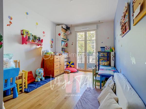 APPARTEMENT DE STANDING - PROCHE GARE RER A - 4 CHAMBRES

Idéalement situé au cœur du centre urbain de Chessy, cet appartement bénéficie d'un EMPLACEMENT stratégique au sein d'un secteur recherché où tout se fait à pied. La proximité immédiate de la gare et des commerces facilite vos déplacements quotidiens et vous offre un cadre de vie dynamique et pratique. Vous profitez ainsi d'un gain de temps précieux et d'un CONFORT URBAIN inégalé.

L'intérieur se distingue par un AGENCEMENT OPTIMISÉ et des volumes généreux, parfaitement adaptés à la vie de famille. Une grande entrée distribue un salon lumineux avec sa cuisine aménagée et ouverte, prolongé par un agréable balcon filant. L'espace nuit préserve le bien-être de chacun avec quatre chambres, une salle d'eau, une salle de bains et deux WC.
L'ensemble est PRÊT-À-VIVRE, sans travaux.

Ce bien prêt à vivre vous assure un investissement serein et une maîtrise totale de votre budget grâce à un système de chauffage et d'eau chaude collectif inclus dans les charges. L'ensemble propose des prestations de qualité garantissant confort et économies d'énergie au quotidien. Deux places de stationnement sécurisées en sous-sol viennent parfaire cette offre complète et sans travaux.

À vos agendas, pour une visite...