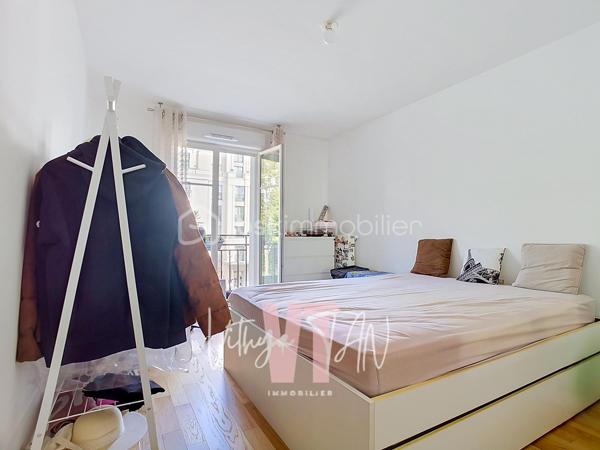 APPARTEMENT DE STANDING - PROCHE GARE RER A - 4 CHAMBRES

Idéalement situé au cœur du centre urbain de Chessy, cet appartement bénéficie d'un EMPLACEMENT stratégique au sein d'un secteur recherché où tout se fait à pied. La proximité immédiate de la gare et des commerces facilite vos déplacements quotidiens et vous offre un cadre de vie dynamique et pratique. Vous profitez ainsi d'un gain de temps précieux et d'un CONFORT URBAIN inégalé.

L'intérieur se distingue par un AGENCEMENT OPTIMISÉ et des volumes généreux, parfaitement adaptés à la vie de famille. Une grande entrée distribue un salon lumineux avec sa cuisine aménagée et ouverte, prolongé par un agréable balcon filant. L'espace nuit préserve le bien-être de chacun avec quatre chambres, une salle d'eau, une salle de bains et deux WC.
L'ensemble est PRÊT-À-VIVRE, sans travaux.

Ce bien prêt à vivre vous assure un investissement serein et une maîtrise totale de votre budget grâce à un système de chauffage et d'eau chaude collectif inclus dans les charges. L'ensemble propose des prestations de qualité garantissant confort et économies d'énergie au quotidien. Deux places de stationnement sécurisées en sous-sol viennent parfaire cette offre complète et sans travaux.

À vos agendas, pour une visite...