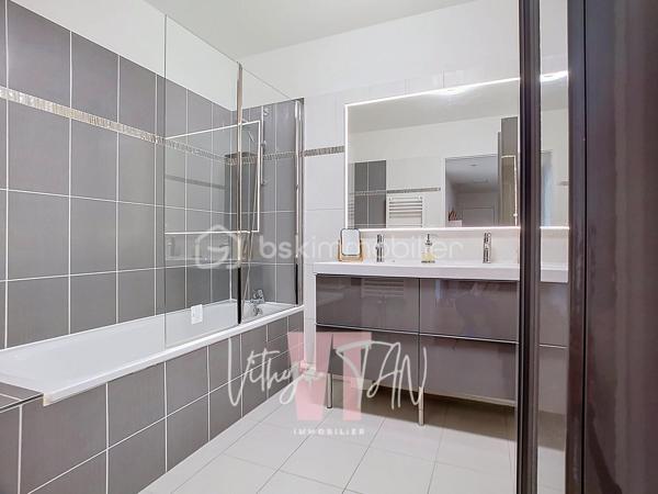 APPARTEMENT DE STANDING - PROCHE GARE RER A - 4 CHAMBRES

Idéalement situé au cœur du centre urbain de Chessy, cet appartement bénéficie d'un EMPLACEMENT stratégique au sein d'un secteur recherché où tout se fait à pied. La proximité immédiate de la gare et des commerces facilite vos déplacements quotidiens et vous offre un cadre de vie dynamique et pratique. Vous profitez ainsi d'un gain de temps précieux et d'un CONFORT URBAIN inégalé.

L'intérieur se distingue par un AGENCEMENT OPTIMISÉ et des volumes généreux, parfaitement adaptés à la vie de famille. Une grande entrée distribue un salon lumineux avec sa cuisine aménagée et ouverte, prolongé par un agréable balcon filant. L'espace nuit préserve le bien-être de chacun avec quatre chambres, une salle d'eau, une salle de bains et deux WC.
L'ensemble est PRÊT-À-VIVRE, sans travaux.

Ce bien prêt à vivre vous assure un investissement serein et une maîtrise totale de votre budget grâce à un système de chauffage et d'eau chaude collectif inclus dans les charges. L'ensemble propose des prestations de qualité garantissant confort et économies d'énergie au quotidien. Deux places de stationnement sécurisées en sous-sol viennent parfaire cette offre complète et sans travaux.

À vos agendas, pour une visite...