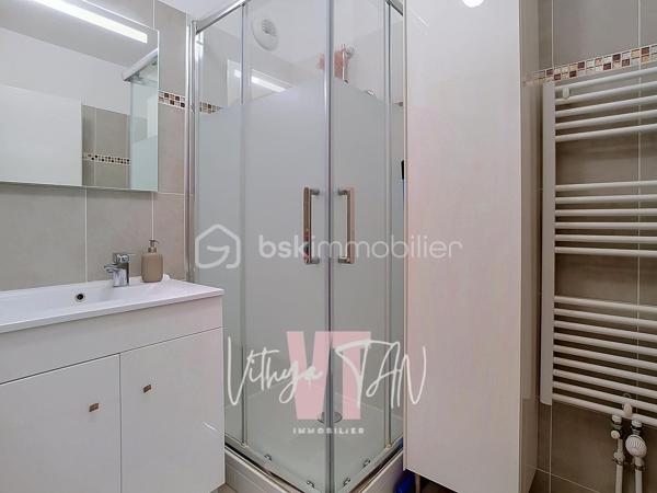 APPARTEMENT DE STANDING - PROCHE GARE RER A - 4 CHAMBRES

Idéalement situé au cœur du centre urbain de Chessy, cet appartement bénéficie d'un EMPLACEMENT stratégique au sein d'un secteur recherché où tout se fait à pied. La proximité immédiate de la gare et des commerces facilite vos déplacements quotidiens et vous offre un cadre de vie dynamique et pratique. Vous profitez ainsi d'un gain de temps précieux et d'un CONFORT URBAIN inégalé.

L'intérieur se distingue par un AGENCEMENT OPTIMISÉ et des volumes généreux, parfaitement adaptés à la vie de famille. Une grande entrée distribue un salon lumineux avec sa cuisine aménagée et ouverte, prolongé par un agréable balcon filant. L'espace nuit préserve le bien-être de chacun avec quatre chambres, une salle d'eau, une salle de bains et deux WC.
L'ensemble est PRÊT-À-VIVRE, sans travaux.

Ce bien prêt à vivre vous assure un investissement serein et une maîtrise totale de votre budget grâce à un système de chauffage et d'eau chaude collectif inclus dans les charges. L'ensemble propose des prestations de qualité garantissant confort et économies d'énergie au quotidien. Deux places de stationnement sécurisées en sous-sol viennent parfaire cette offre complète et sans travaux.

À vos agendas, pour une visite...