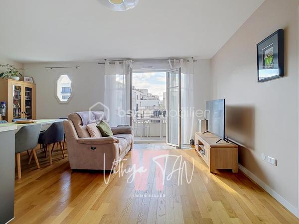 APPARTEMENT DE STANDING - PROCHE GARE RER A - 4 CHAMBRES

Idéalement situé au cœur du centre urbain de Chessy, cet appartement bénéficie d'un EMPLACEMENT stratégique au sein d'un secteur recherché où tout se fait à pied. La proximité immédiate de la gare et des commerces facilite vos déplacements quotidiens et vous offre un cadre de vie dynamique et pratique. Vous profitez ainsi d'un gain de temps précieux et d'un CONFORT URBAIN inégalé.

L'intérieur se distingue par un AGENCEMENT OPTIMISÉ et des volumes généreux, parfaitement adaptés à la vie de famille. Une grande entrée distribue un salon lumineux avec sa cuisine aménagée et ouverte, prolongé par un agréable balcon filant. L'espace nuit préserve le bien-être de chacun avec quatre chambres, une salle d'eau, une salle de bains et deux WC.
L'ensemble est PRÊT-À-VIVRE, sans travaux.

Ce bien prêt à vivre vous assure un investissement serein et une maîtrise totale de votre budget grâce à un système de chauffage et d'eau chaude collectif inclus dans les charges. L'ensemble propose des prestations de qualité garantissant confort et économies d'énergie au quotidien. Deux places de stationnement sécurisées en sous-sol viennent parfaire cette offre complète et sans travaux.

À vos agendas, pour une visite...