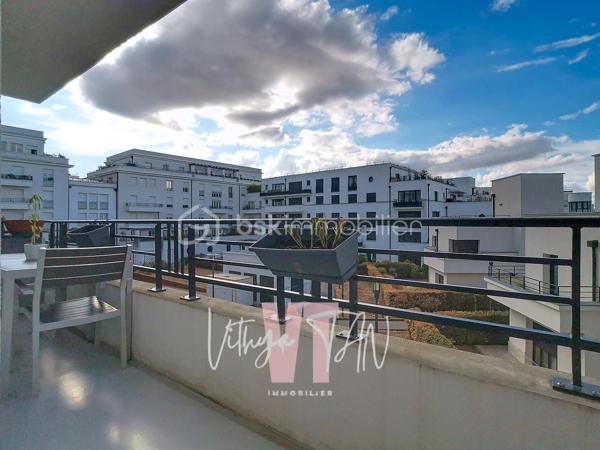 APPARTEMENT DE STANDING - PROCHE GARE RER A - 4 CHAMBRES

Idéalement situé au cœur du centre urbain de Chessy, cet appartement bénéficie d'un EMPLACEMENT stratégique au sein d'un secteur recherché où tout se fait à pied. La proximité immédiate de la gare et des commerces facilite vos déplacements quotidiens et vous offre un cadre de vie dynamique et pratique. Vous profitez ainsi d'un gain de temps précieux et d'un CONFORT URBAIN inégalé.

L'intérieur se distingue par un AGENCEMENT OPTIMISÉ et des volumes généreux, parfaitement adaptés à la vie de famille. Une grande entrée distribue un salon lumineux avec sa cuisine aménagée et ouverte, prolongé par un agréable balcon filant. L'espace nuit préserve le bien-être de chacun avec quatre chambres, une salle d'eau, une salle de bains et deux WC.
L'ensemble est PRÊT-À-VIVRE, sans travaux.

Ce bien prêt à vivre vous assure un investissement serein et une maîtrise totale de votre budget grâce à un système de chauffage et d'eau chaude collectif inclus dans les charges. L'ensemble propose des prestations de qualité garantissant confort et économies d'énergie au quotidien. Deux places de stationnement sécurisées en sous-sol viennent parfaire cette offre complète et sans travaux.

À vos agendas, pour une visite...