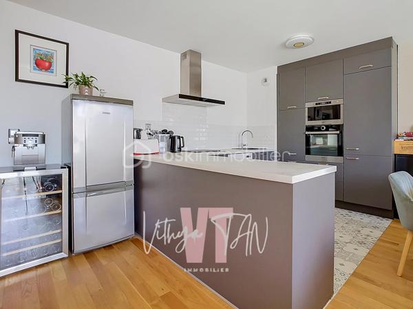 APPARTEMENT DE STANDING - PROCHE GARE RER A - 4 CHAMBRES

Idéalement situé au cœur du centre urbain de Chessy, cet appartement bénéficie d'un EMPLACEMENT stratégique au sein d'un secteur recherché où tout se fait à pied. La proximité immédiate de la gare et des commerces facilite vos déplacements quotidiens et vous offre un cadre de vie dynamique et pratique. Vous profitez ainsi d'un gain de temps précieux et d'un CONFORT URBAIN inégalé.

L'intérieur se distingue par un AGENCEMENT OPTIMISÉ et des volumes généreux, parfaitement adaptés à la vie de famille. Une grande entrée distribue un salon lumineux avec sa cuisine aménagée et ouverte, prolongé par un agréable balcon filant. L'espace nuit préserve le bien-être de chacun avec quatre chambres, une salle d'eau, une salle de bains et deux WC.
L'ensemble est PRÊT-À-VIVRE, sans travaux.

Ce bien prêt à vivre vous assure un investissement serein et une maîtrise totale de votre budget grâce à un système de chauffage et d'eau chaude collectif inclus dans les charges. L'ensemble propose des prestations de qualité garantissant confort et économies d'énergie au quotidien. Deux places de stationnement sécurisées en sous-sol viennent parfaire cette offre complète et sans travaux.

À vos agendas, pour une visite...